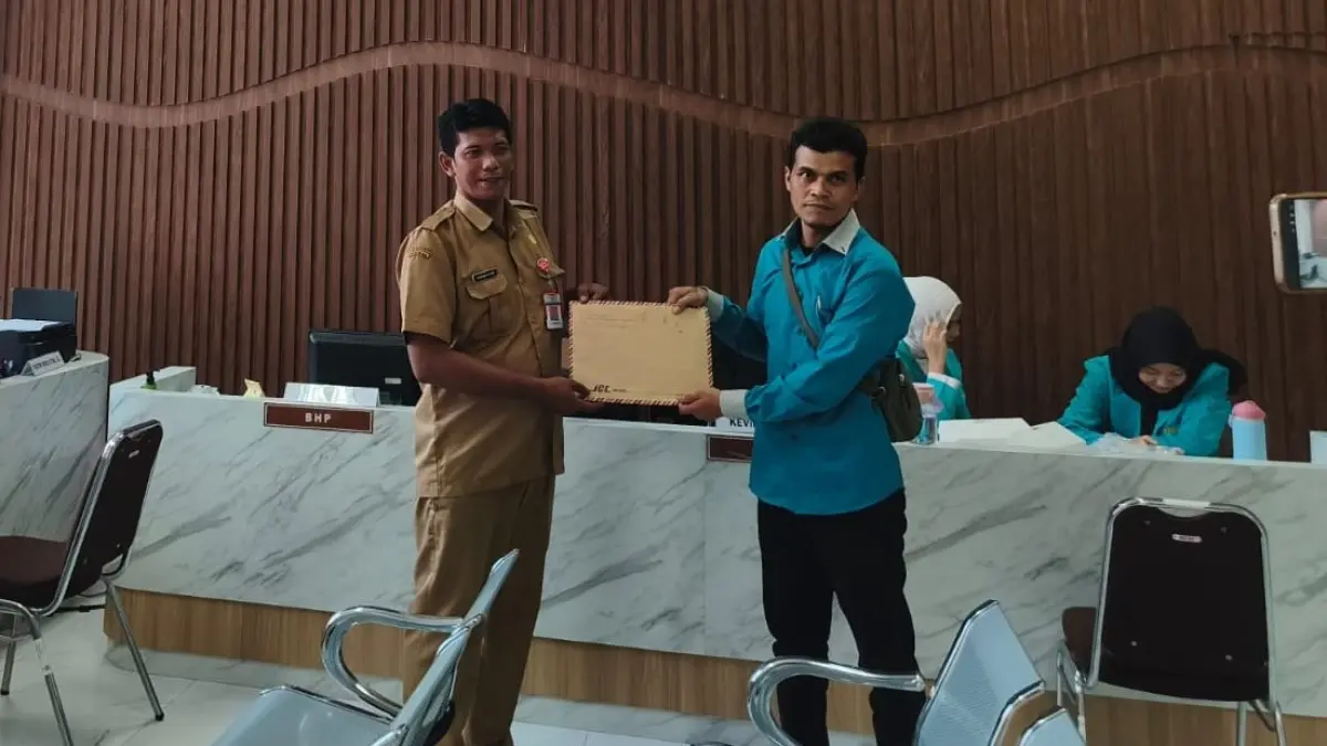 Sri Suratno calon BPD Desa Banaran, Sambungmacan mengadu ke Pemkab Sragen, Senin (3/8/2026). (Ahmad Khairudin/Radar Solo)