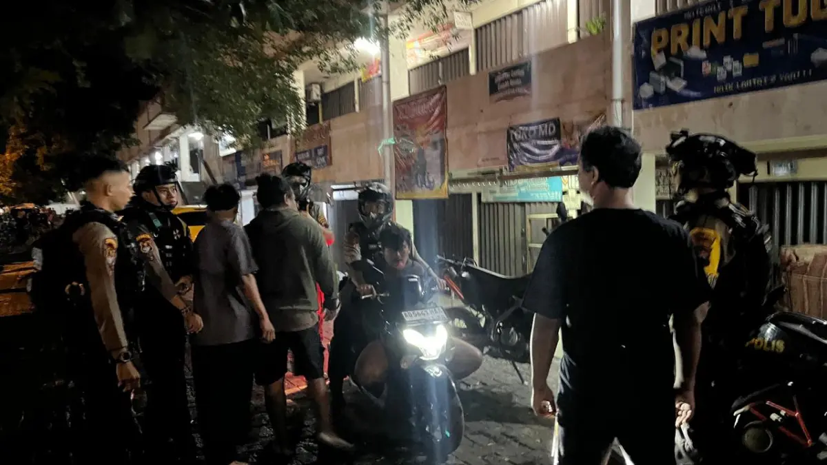 Tim Sparta Polresta Solo amankan seorang sales setelah tertangkap CCTV sedang mencuri.