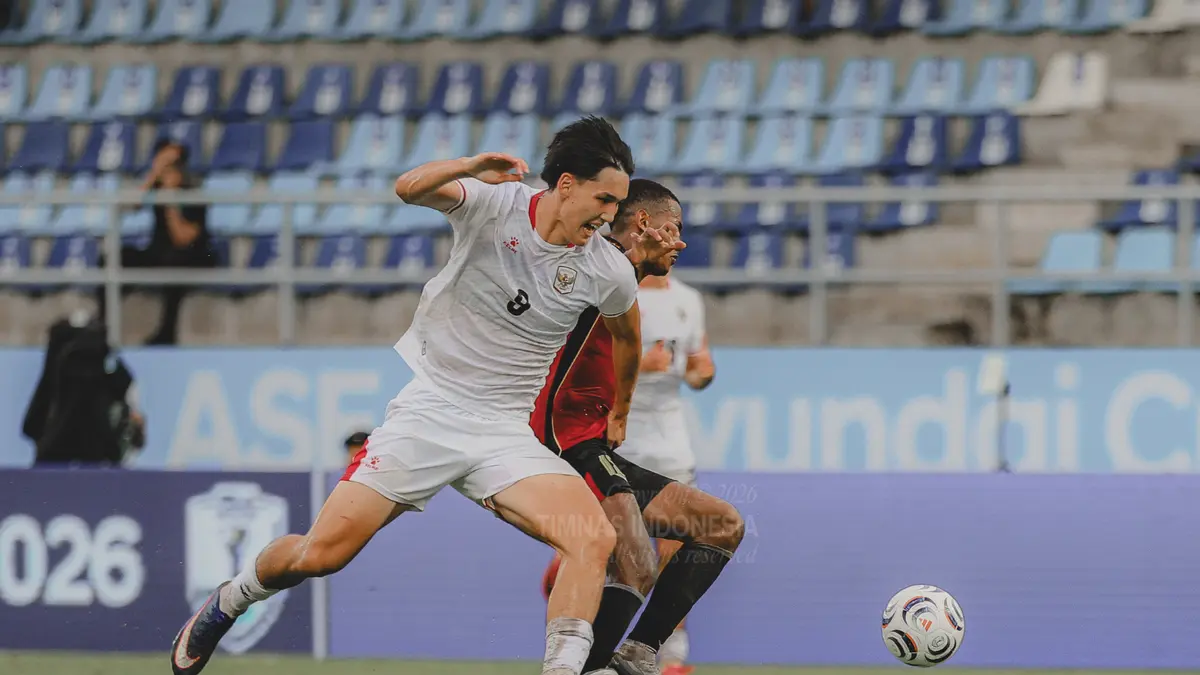 Penyerang Timnas Indonesia Mitchell Baker berduel memperebutkan bola dalam pertandingan kedua Grup A ASEAN Championship 2026 atau Piala AFF 2026 Timnas Indonesia vs Timor Leste ini digelar di Stadion Chonburi, Thailand, Jumat (31/7/2026) sore WIB.(PSSI OFFICIAL)