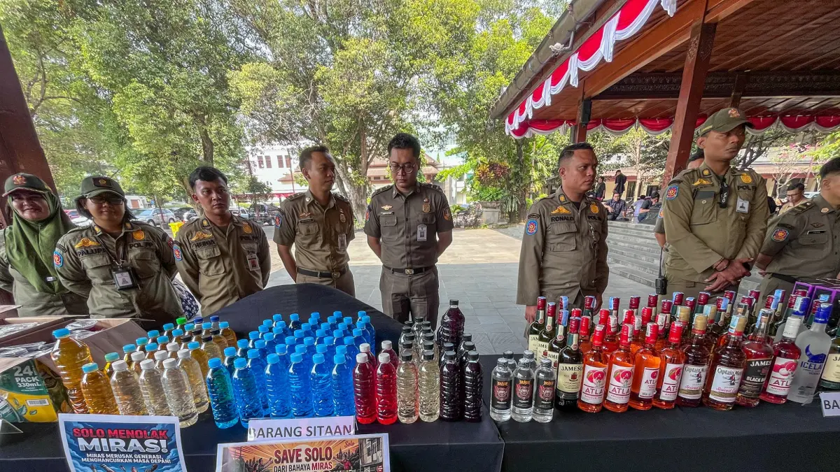 Barang bukti minuman keas yang disita dibawa ke Balai Kota Solo, Selasa kemarin (4/8/2026). (M Ihsan/Radar Solo)