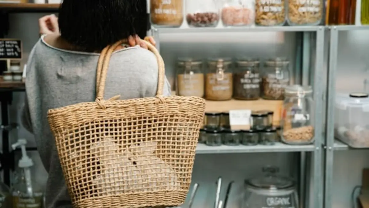 Bukan anti belanja, tren underconsumption core mengajak kita pakai barang sampai habis & beli sesuai kebutuhan. Solusi tepat hadapi shopping fatigue!