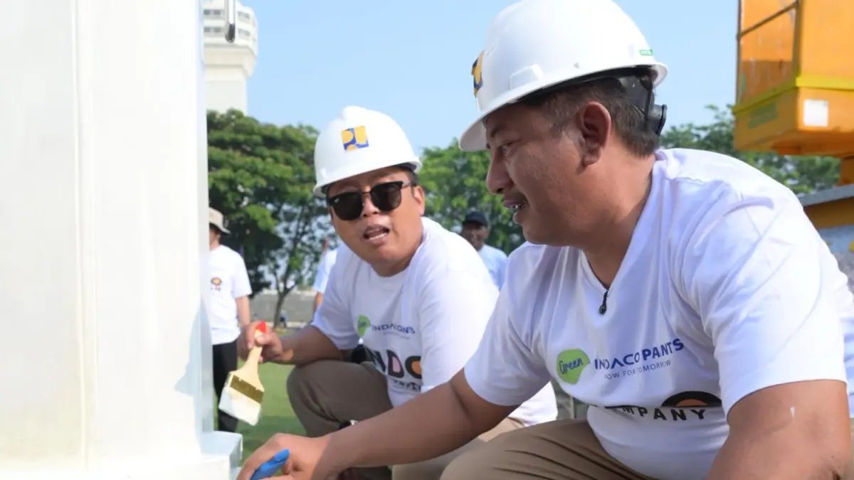 Bupati Karanganyar Rober Christanto dan Wakil Bupati Adhe Elliana saat melakukan pengecetan di Alun-Alun Karanganyar. (Rudi Hartono/Radar Solo)