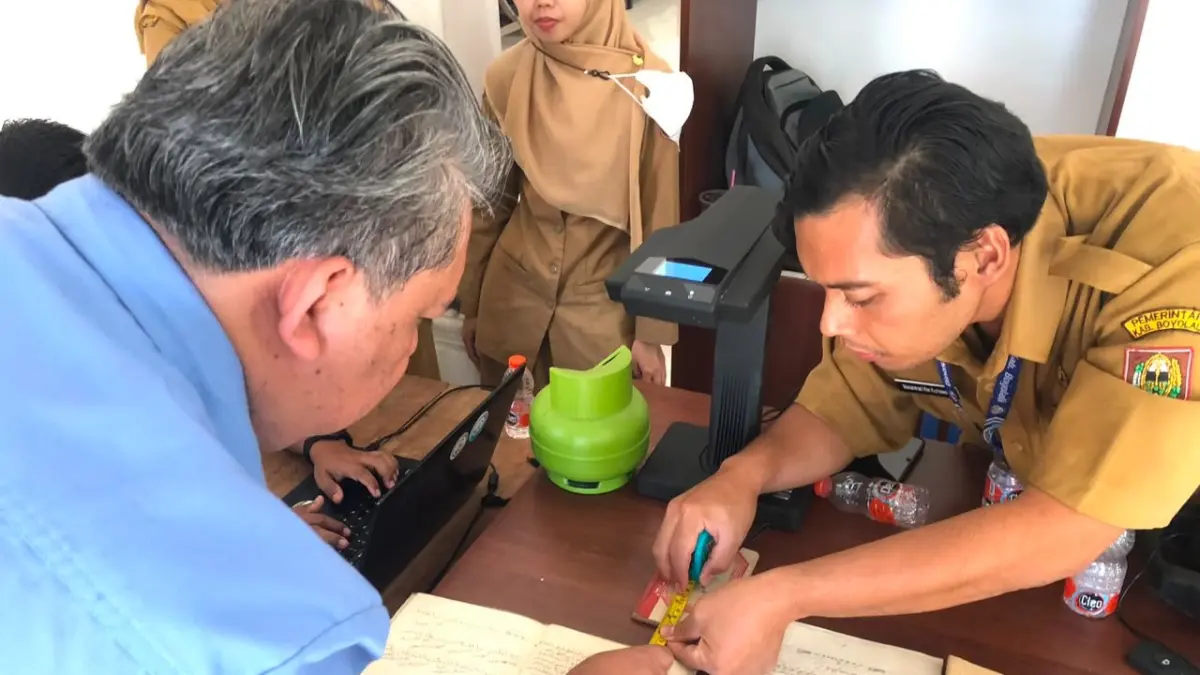 Digitalisasi naskah kuno yang tersimpan di rumah Cipto Raharjo, warga Desa Tumang, Cepogo, Boyolali oleh Dinas Arpus Kabupaten Boyolali. (ISTIMEWA) 