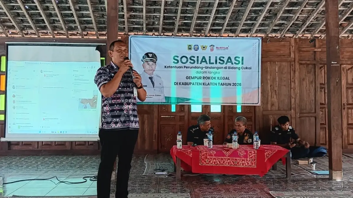 Kepala Bagian Perekonomian dan Sumber Daya Alam Setda Klaten Tomisila Adhitama saat melakukan sosialisasi ketentuan di Bidang Cukai di Pendapa Umbul Siblarak, Desa Sidowayah, Kecamatan Polanharjo, Klaten, Kamis (30/7/2026). (ANGGA PURENDA/RADARS SOLO)