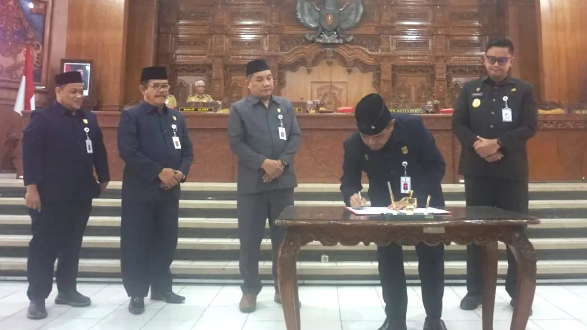 Ketua DPRD Kabupaten Klaten Edy Sasongko saat melakukan penandatanganan nota kesepakatan bersama KUA-PPAS APBD 2027 dalam rapat paripurna, Selasa (4/8/2026). (Angga Purenda/Radar Solo)