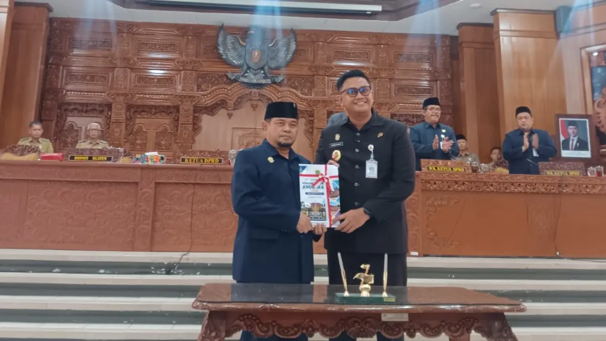 Ketua DPRD Kabupaten Klaten Edy Sasongko saat menerima penyerahan dokumen Perubahan Kebijakan Umum Anggaran Prioritas dan Plafon Anggaran Sementara (KUA PPAS) APBD 2026 kepada DPRD Klaten. (Angga Purenda/Radar Solo)