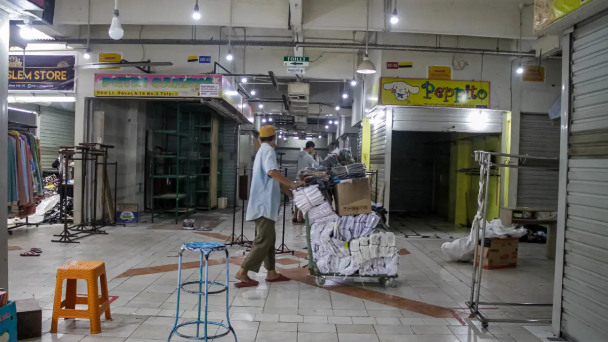 Para pedagang PGS mengusung barang dagangan mereka yang masih tersisa di kios. (M IHSAN/RADAR SOLO)