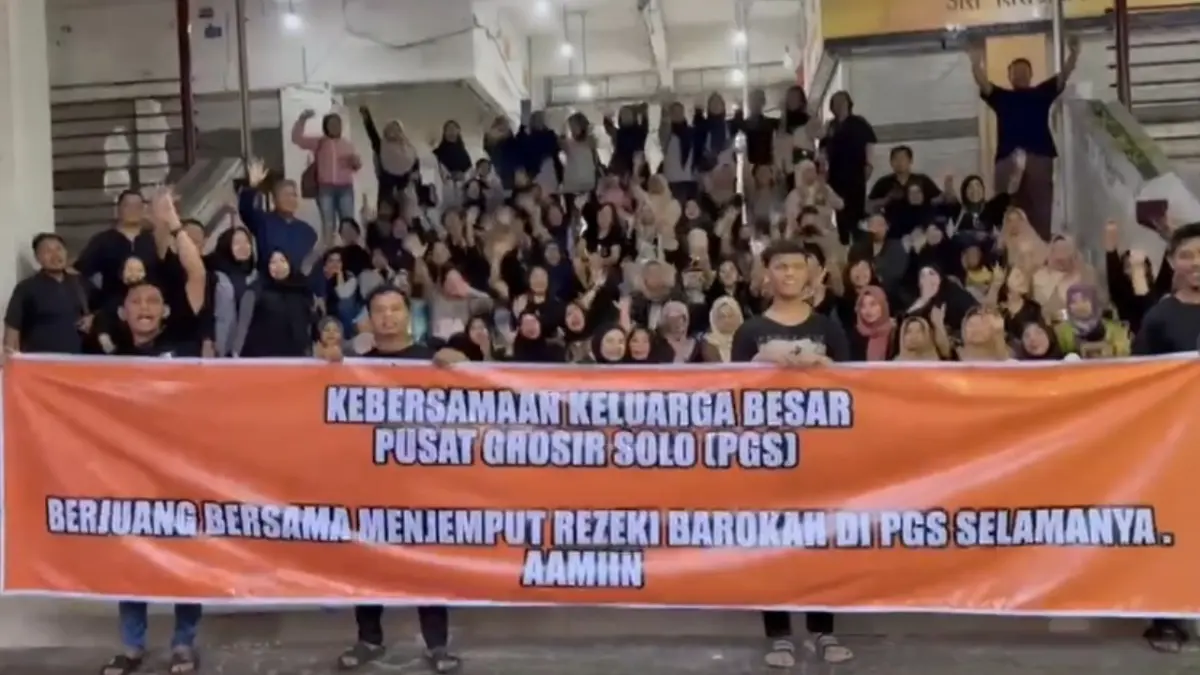 Para pedagang Pusat Grosir Solo (PGS) melambaikan tangan usai resmi keputusan tutup. (TikTok hanikputriagung)