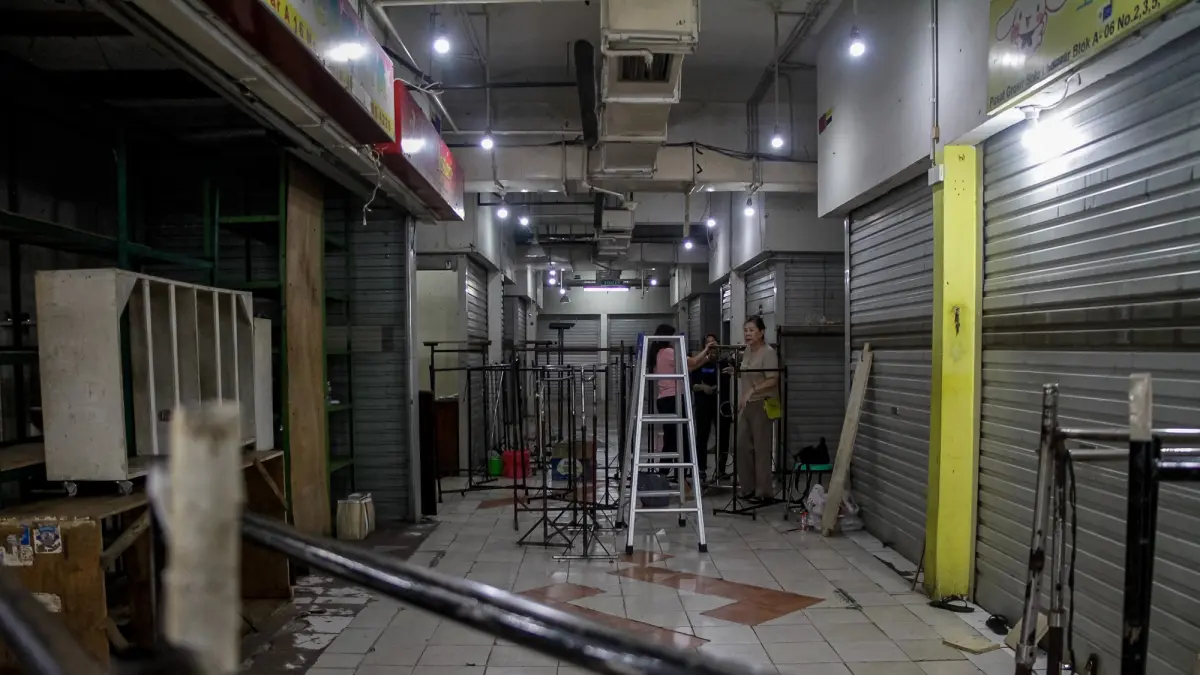 Pedagang PGS bersiap-siap membawa barang dagangannya pada hari terakhir pindah, Rabu kemarin (4/8/2026). (M Ihsan/Radar Solo)