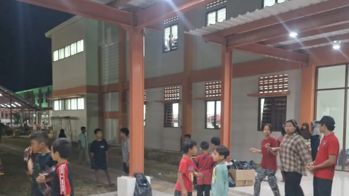 Sejumlah siswa menghuni asrama Sekolah Rakyat Terintegrasi (SRT) 1 Sukoharjo di malam hari. (Dok. Dinsos Sukoharjo)