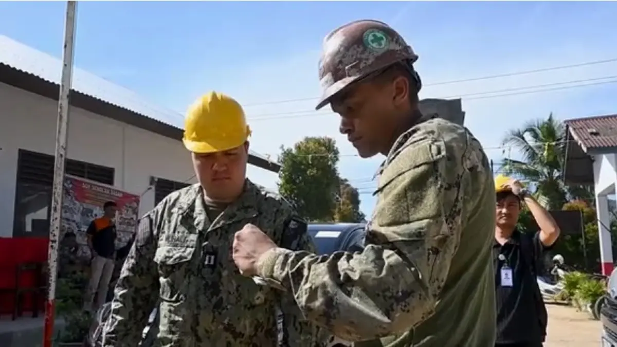 U.S. Navy Lt. MacSwayne Muralt (kiri) bertugas dalam misi Pasific Parnership 2026. (DOK. Komandan Grup Logistik Pasifik Barat)