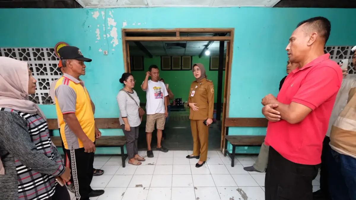 Wakil Wali Kota Solo Astrid Widayani kunjungi korban kebakaran Aspol Panularan, Laweyan, Solo.  