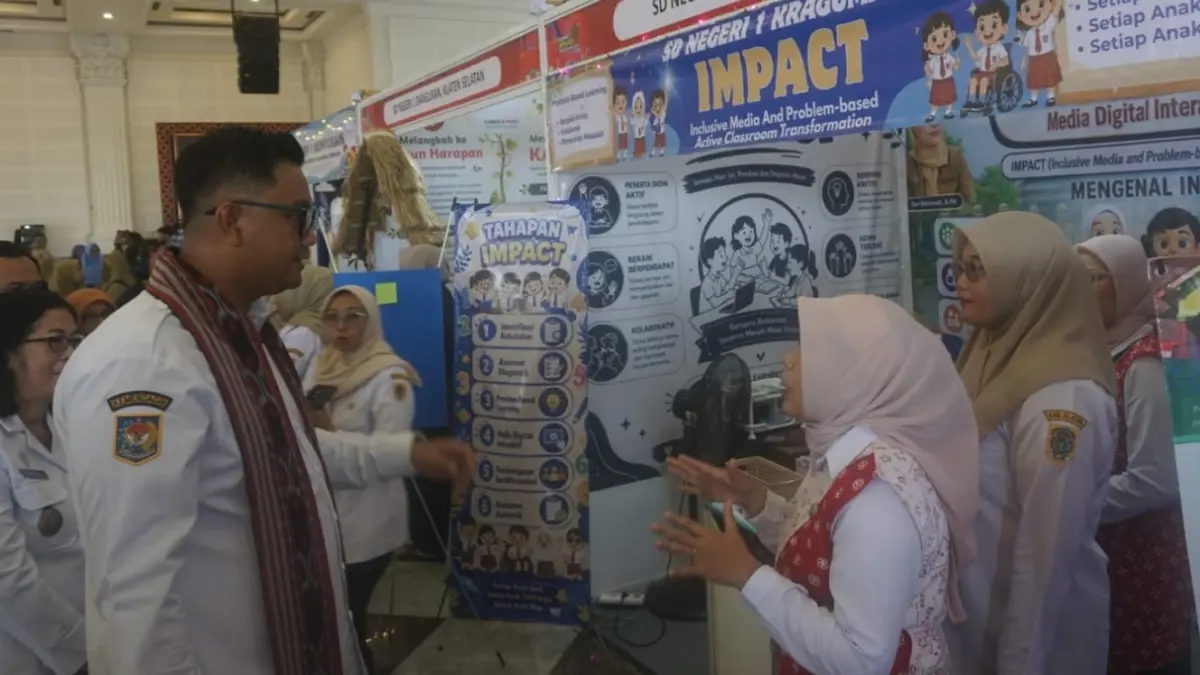 Bupati Klaten Hamenang Wajar Ismoyo saat meninjau sejumlah stan untuk melihat karya unggulan siswa dan guru di Grha Bung Karno (GBK) Klaten, Rabu (5/8/2026). (Angga Purenda/Radar Solo)