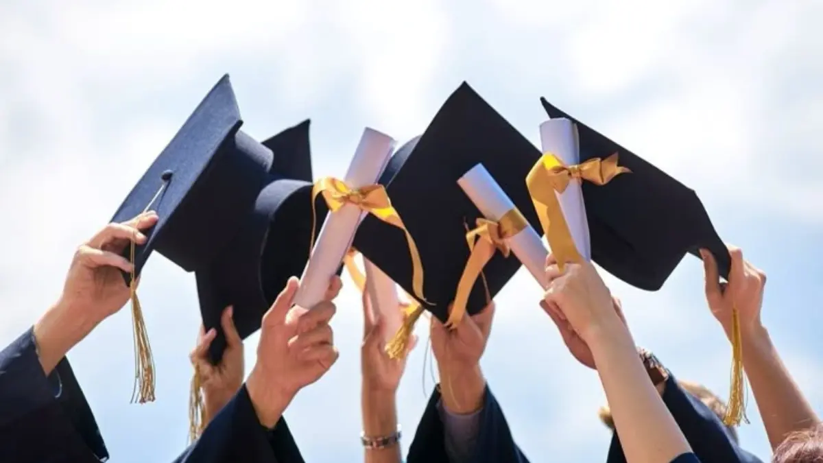 Graduation Deferral Merujuk pada Keputusan untuk Menunda Keikutsertaan dalam Acara Wisuda ke Periode Berikutnya. (Gambar: Pinterest)