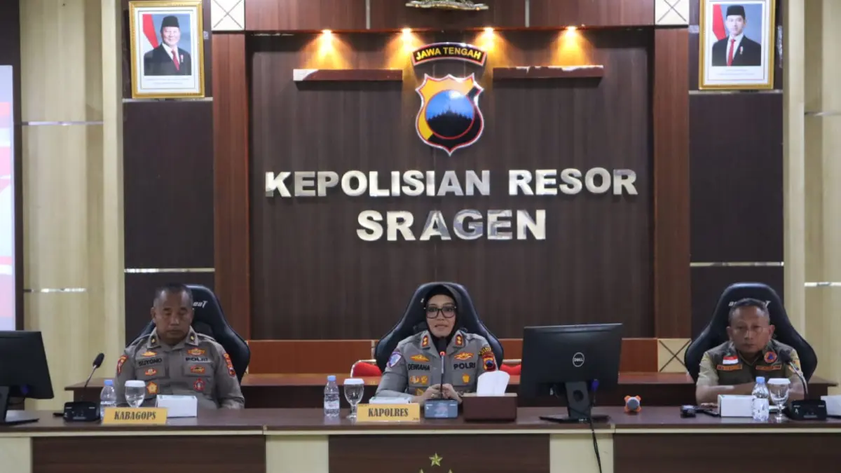 Kapolres Sragen AKBP Dewiana Syamsu Indyasari (tengah) memimpin rakor pencegahan karhutla di mapolres, Rabu (5/8/2026). (Ahmad Khairudin/Radar Solo)
