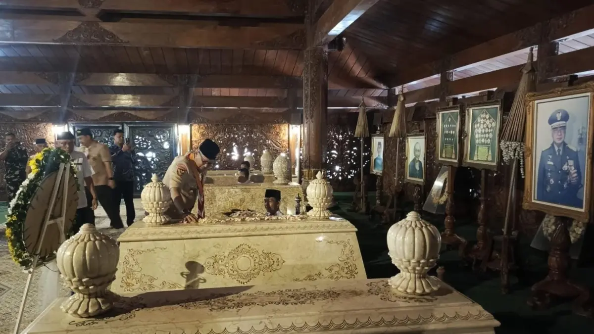 Ketua Kwarnas Gerakan Pramuka Komjen Pol (Purn) Budi Waseso ziarah ke makam Presiden Ke-2 RI H.M. Soeharto di Astana Giribangun, Matesih, Rabu (5/8/2026). (Rudi Hartono/Radar Solo)