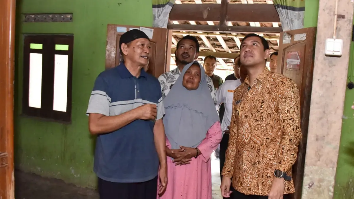 Pelaksana tugas (Plt) Bupati Sukoharjo Eko Sapto Purnomo mengecek kondisi RTLH yang selesai diperbaiki di Kecamatan Bendosari, belum lama ini. (IWAN KAWUL/RADAR SOLO)