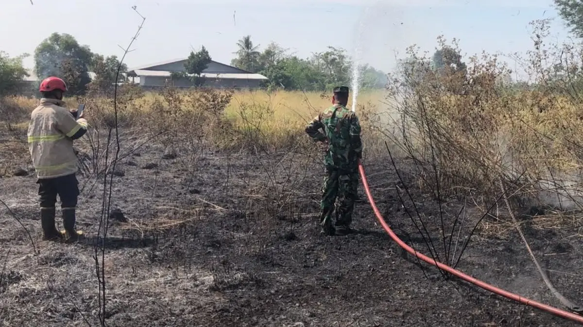 Personel gabungan padamkan kebakaran lahan di Boyolali. (DOK.ABDUL KHOFID/RADAR SOLO)