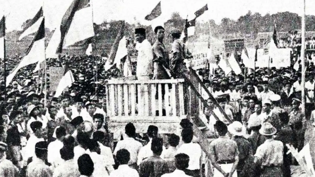Proklamasi Kemerdekaan IndonesiaDisambut oleh Rakyat Indonesia.  