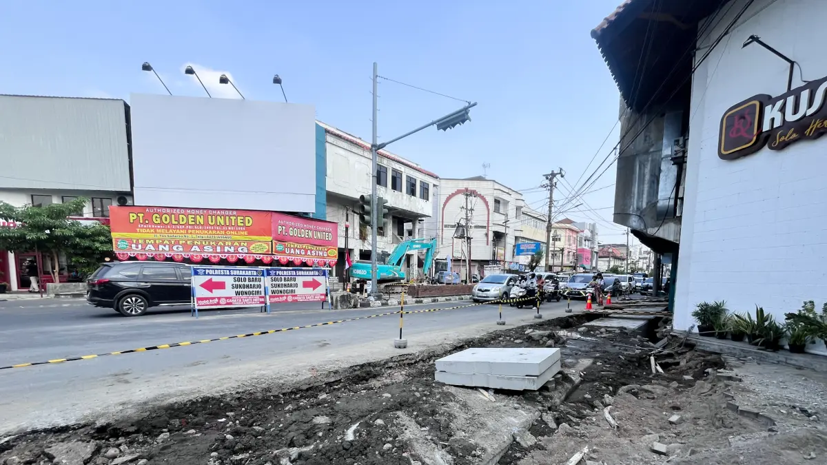 Proyek drainase Jalan Yos Sudarso sedang dikerjakan. (M Ihsan/Radar Solo)