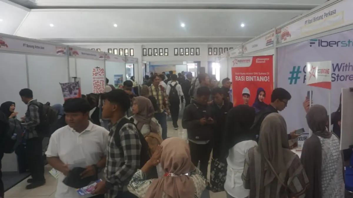 Sejumlah pencari kerja sedang mencari informasi para perusahaan yang hendak dituju pada gelaran Klaten Job Fair di Gedung Sunan Pandanaran RSPD Klaten, Rabu (5/8/2026). (Angga Purenda/Radar Solo)
