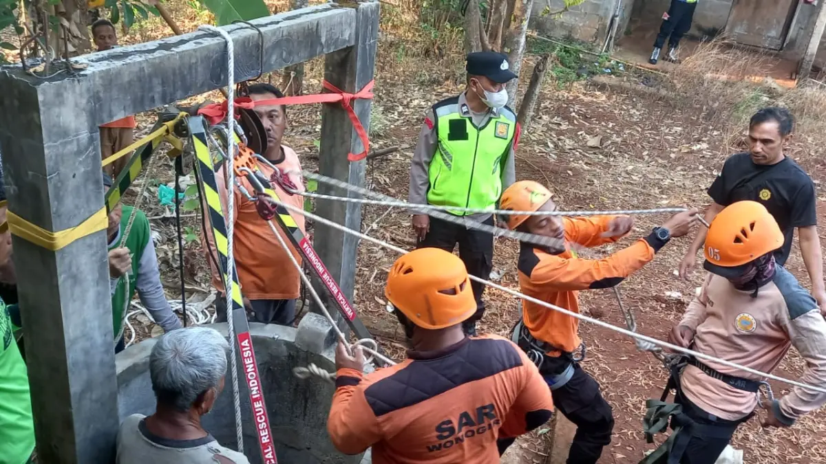 Tim SAR gabungan mengevakuasi, Karsi, 79, warga Dusun Dungrejo RT 01 RW 10 Desa Manjung Kecamatan Wonogiri Kota terjatuh ke dalam sumur, Rabu (5/8/2026). (IWAN ADI/RADAR SOLO)