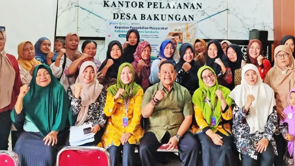 ‎BERSINERGI: Jurusan Kebidanan Poltekkes Kemenkes Surakarta menggelar pengabdian masyarakat di Desa Bakungan, Kecamatan Karangdowo, Klaten (1–29/8) Agustus.&nbsp;(IWAN KAWUL/RADAR SOLO)
