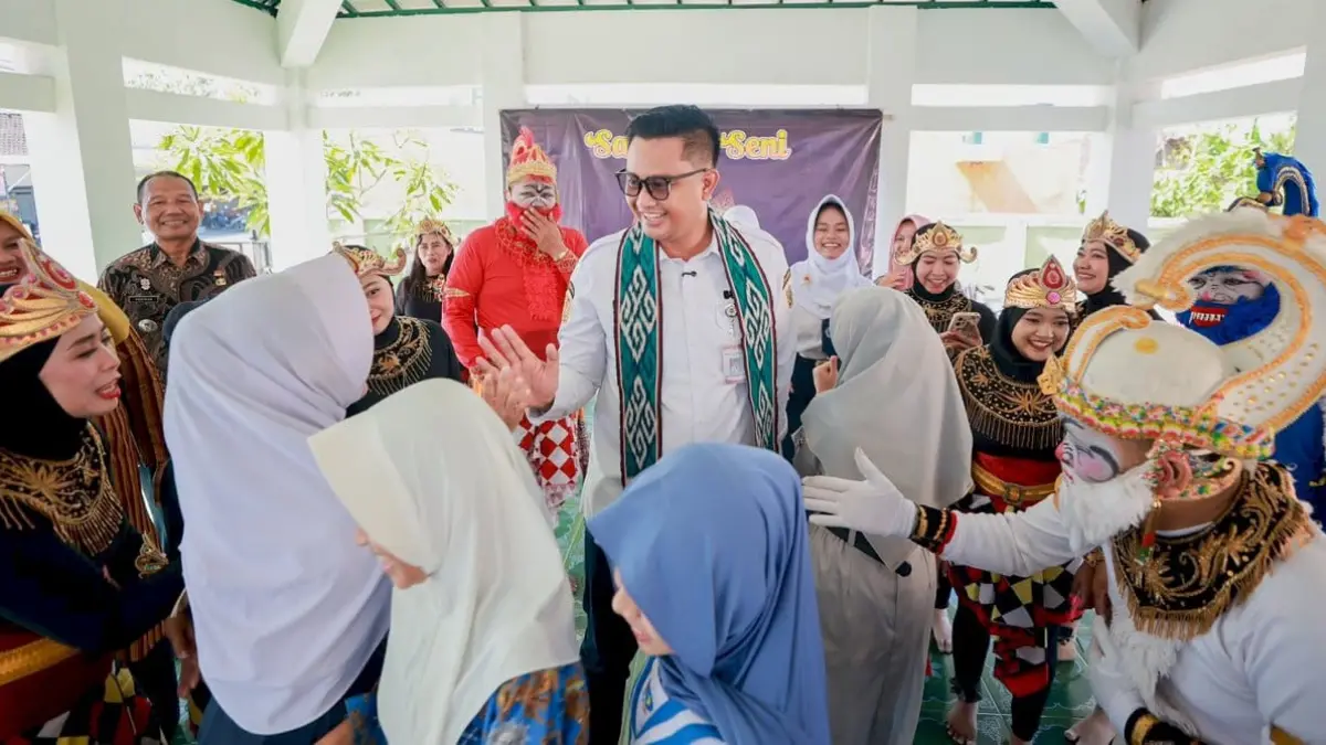 Bupati Klaten Hamenang Wajar Ismoyo menyapa para pelaku seni di Desa Ngawen, Kecamatan Ngawen dalam acara Sambung Rasa, Rabu (5/8/2026). (Dok. Bagian Prokopim Setda Klaten)
