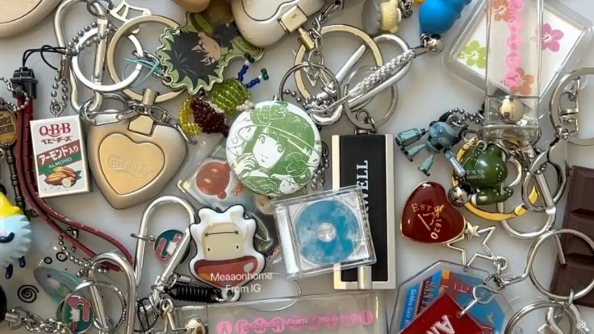 Gantungan kunci kini bukan sekadar penanda kunci, melainkan bag charm yang menjadi media ekspresi diri, penanda identitas Gen Z, serta penyimpan kenangan yang bernilai psikologis.