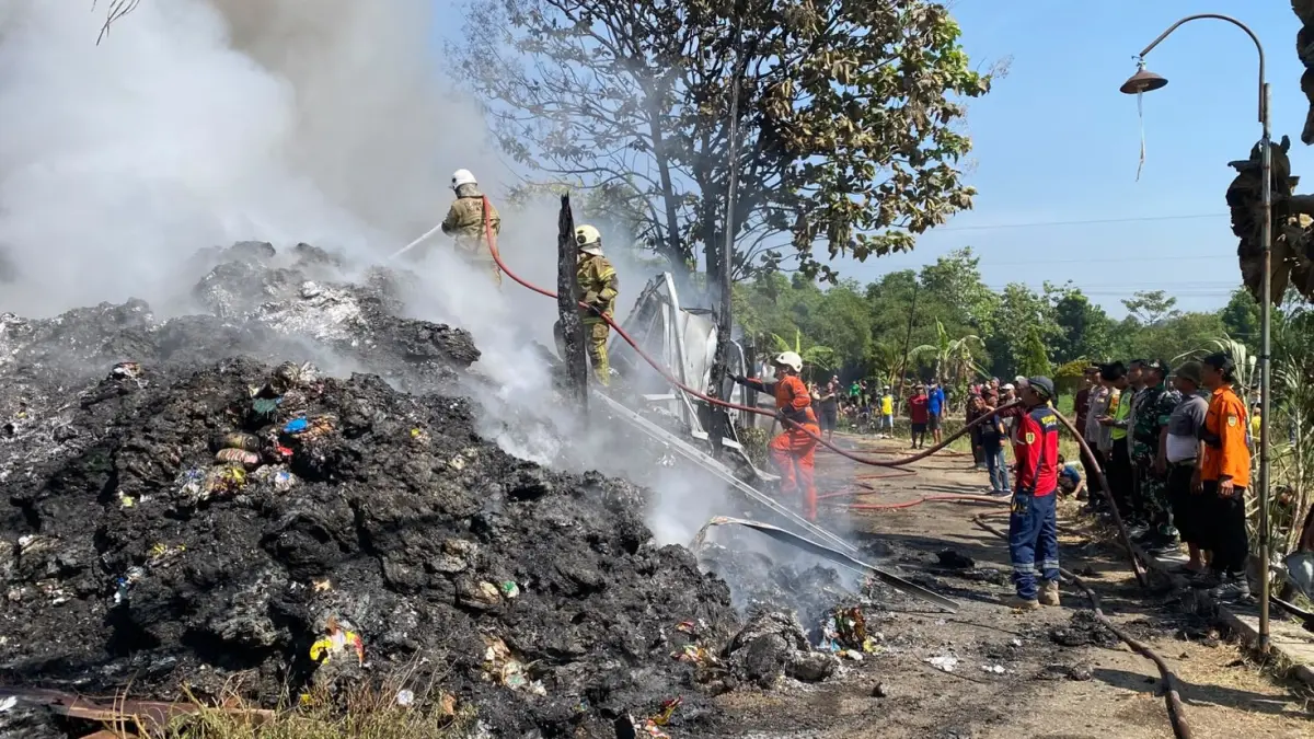 Ilustrasi pemadaman api di gudang rosok Desa Drono, Kecamatan Ngawen, Klaten, Minggu (26/7/2026). (ANGGA PURENDA/RADAR SOLO)