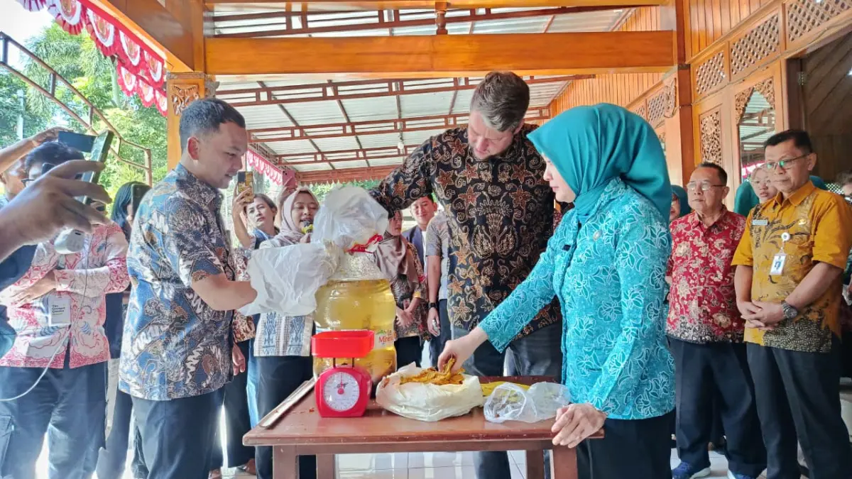 Kader PKK Solo Sulap Limbah Dapur Jadi Eco Enzim, Sampah Rumah Tangga Ditarget Berkurang (M IHSAN/RADAR SOLO) 