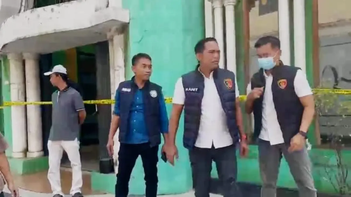 Kantor BMT Alfa Dinar di Karangpandan Karanganyar dipasangi garis polisi, Kamis (6/8/2026). (RUDI HARTONO/RADAR SOLO) 