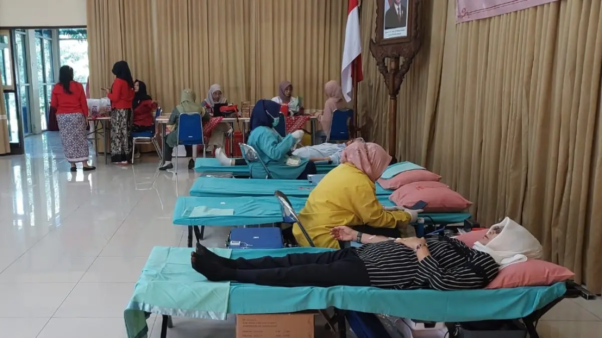 Kegiatan donor darah yang rutin digelar Dharma Wanita Persatuan (DWP) ISI Surakarta sebagai bentuk kepedulian sosial. (ALFIDA/RADAR SOLO)