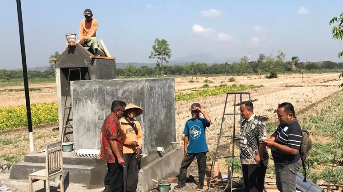 Kepala Dinas Pertanian dan Perikanan (Distankan) Sukoharjo Bagas Windaryatno monitoring pembangunan irigasi perpipaan di areal persawahan di Kecamatan Weru, Kamis (6/8). (IWAN KAWUL/RADAR SOLO)