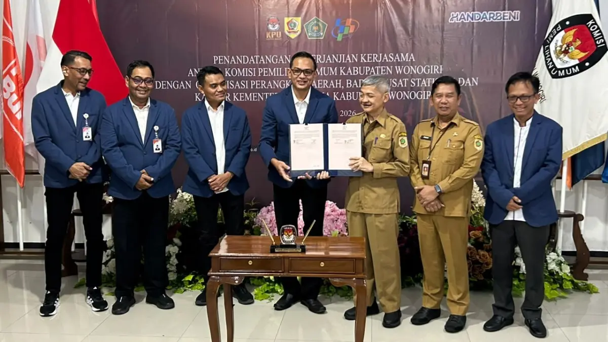 KPU Wonogiri menandatangani Perjanjian Kerja Sama dengan 10 instansi strategis guna memperkuat pendidikan demokrasi, Selasa (4/8/2026). (IWAN ADI/RADAR SOLO)