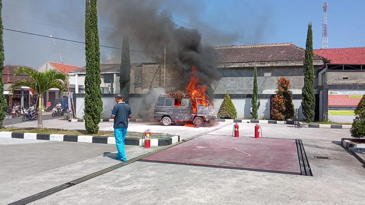 Mobil Terbakar di SPBU Bulukerto Wonogiri, Pemilik Bilang Baru Ganti Aki - Radar Solo
