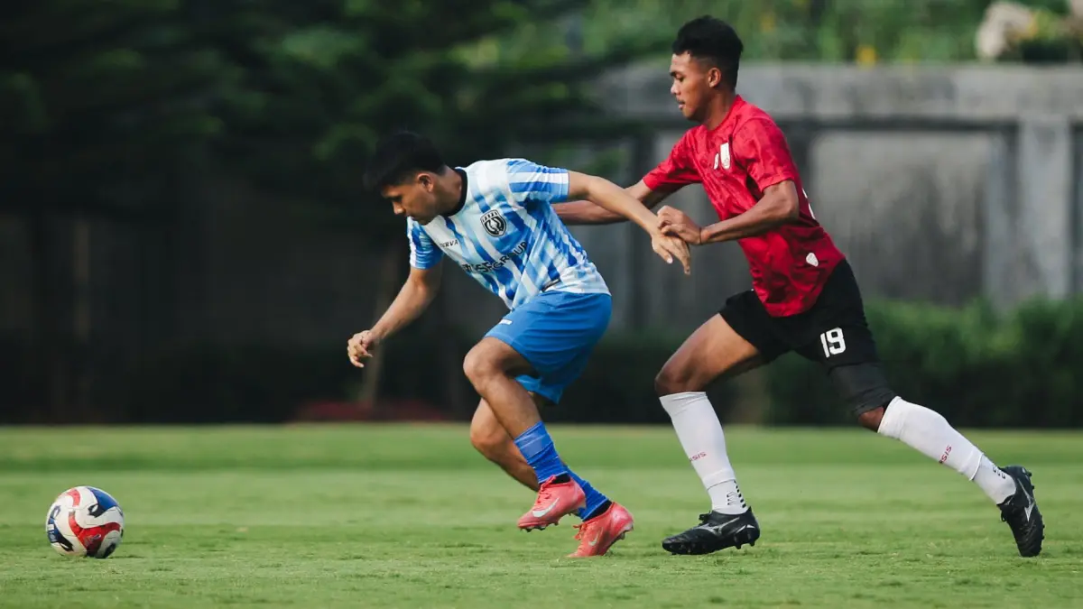 PEMANASAN: Pertandingan uji coba Persis Solo melawan PSPS Pekanbaru di Garudayaksa Training Center, Rabu (5/8). (Tim Media Persis Solo)