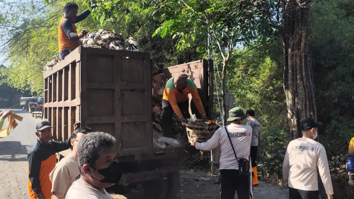 Pembersihan sampah di bantaran Sungai Gandul di sisi selatan Pasar Gawok, Kamis (6/8). (IWAN KAWUL/RADAR SOLO)