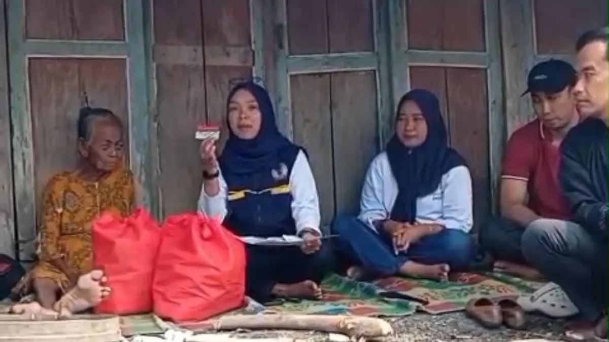 Personel Dinsos PPKB P3A Wonogiri bersama Katinem, 75, warga Lingkungan Sigereng, Kelurahan Tegalrejo, Kecamatan Purwantoro yang disebut-sebut telantar. (DOK. DINSOS PPKB P3A WONOGIRI)