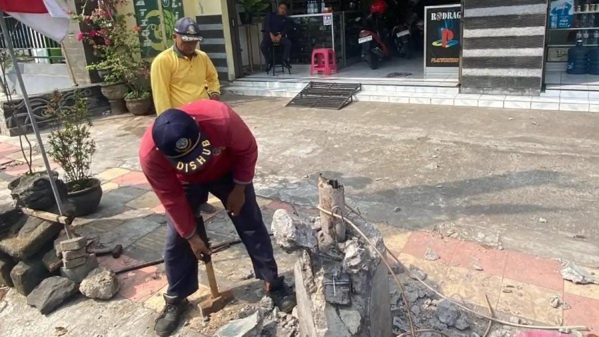 Petugas Dishub Karanganyar membongkar tiang PJU di Kota Karanganyar, Kamis (6/8/2026). (Rudi Hartono/Radar Solo)