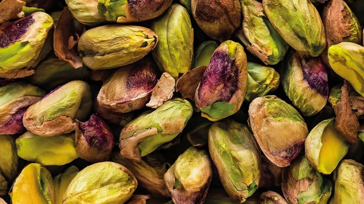 Pistachio kian populer di dunia kuliner modern karena perpaduan rasa gurih-manis yang khas, warna hijau alami yang estetik, kandungan gizi tinggi, serta citranya sebagai bahan premium.