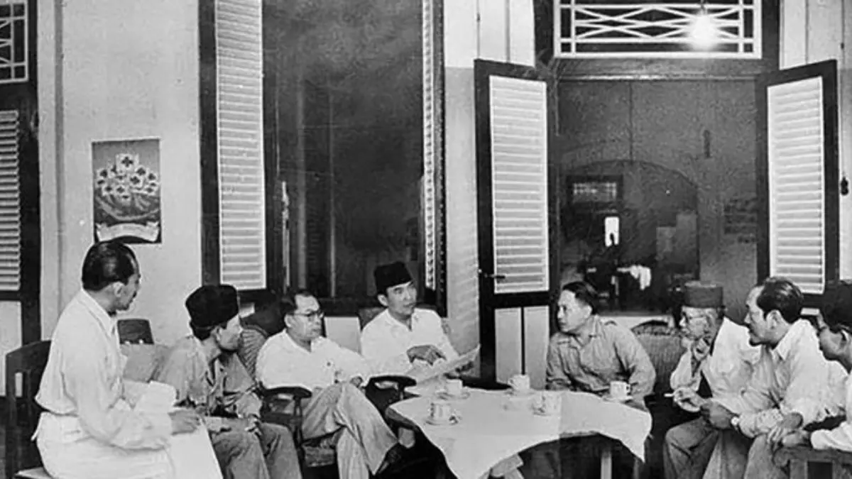 Soekarno dan Hatta dibawa oleh sejumlah pemuda ke Rengasdengklok. 