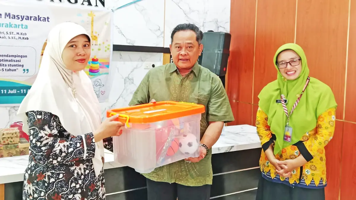 ‎SUMBANGSIH: Tim dosen Kemenkes Surakarta bersama mahasiswa menggelar pelatihan pembuatan Pemberian Makanan Tambahan (PMT) berbahan nugget daging yang kaya protein hewani.&nbsp;
