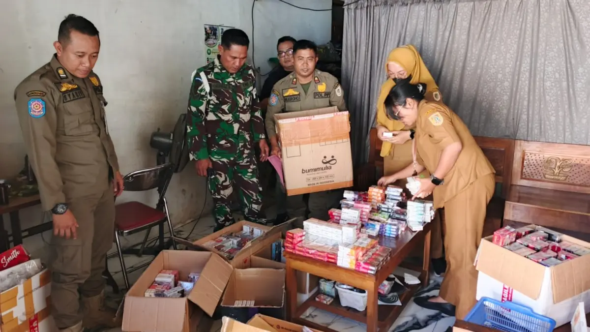 Tim gabungan saat melakukan operasi terhadap rokok ilegal di sejumlah lokasi di Klaten guan menekan peredarannya beberapa waktu lalu. (Dok.Satpol PP Klaten)


