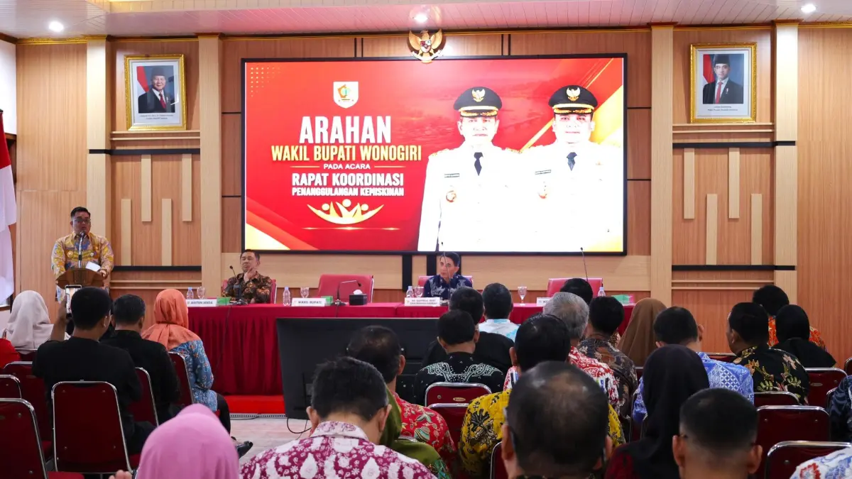 Wabup Imron Rizkyarno memimpin Rapat Koordinasi Penanggulangan Kemiskinan di Ruang Kahyangan Setda Wonogiri, Kamis (6/8/2026). (IWAN ADI/RADAR SOLO)