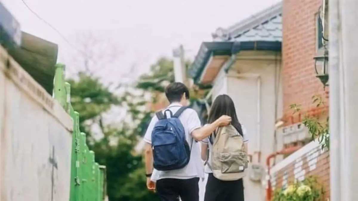 Wildflowering menggambarkan hubungan yang berkembang secara alami tanpa tekanan untuk segera memberi label, menentukan status, atau membicarakan masa depan sejak awal. 