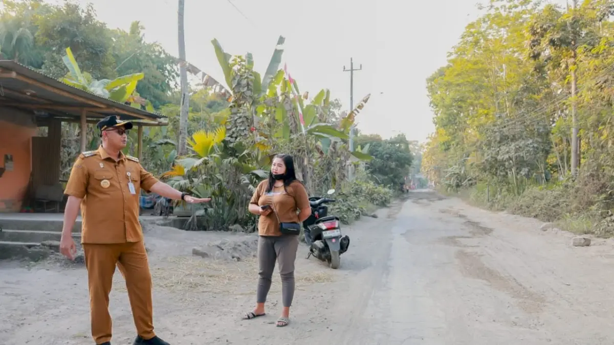 Bupati Klaten Hamenang Wajar Ismoyo saat meninjau jalan rusak di Desa Ngemplakseneng, Kecamatan Manisrenggo, Selasa (4/8/2026). (Angga Purenda/Radar Solo)