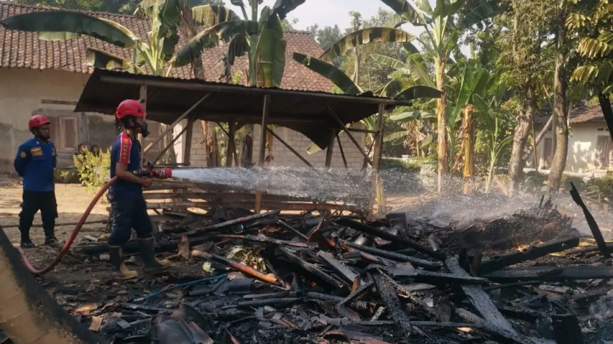 Damkar Boyolali padamkan api yang membakar kandang kambing di Sudimoro, Teras, Boyolali. (Dok.Damkar Boyolali) 