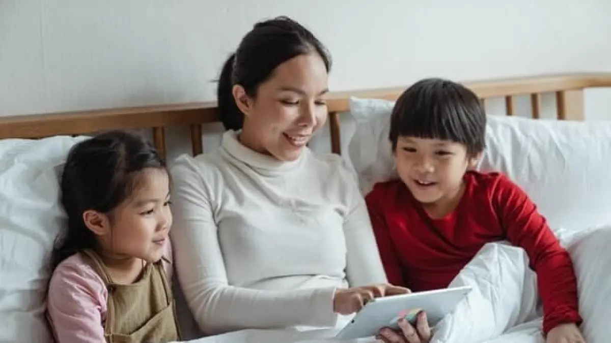  Kenali ciri-ciri video buatan AI mulai dari gerakan fisik hingga pencahayaan, serta pentingnya literasi digital.