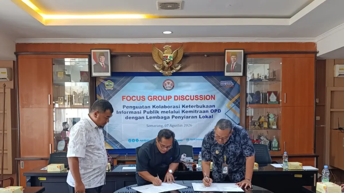 Ketua KPID Jateng dan Ketua KI Jateng teken kerja sama penguatan informasi publik. (Humas KPID Jateng)